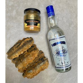 Pakke med saltstegte sild, snaps og sennep